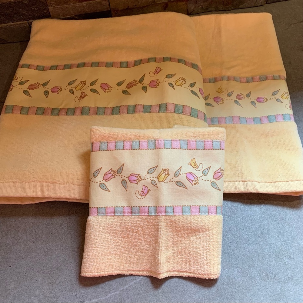 Collections Etc 3-Piece Garden Yellow Pink Towel Set Bath Washcloth